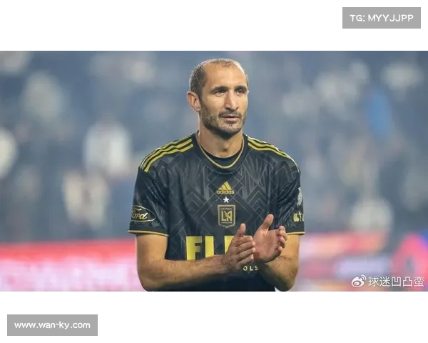 39岁基耶利尼训练中指导年轻后卫,退役后转型教练起步 39岁基耶利尼训练中指导年轻后卫,退役后转型教练起步